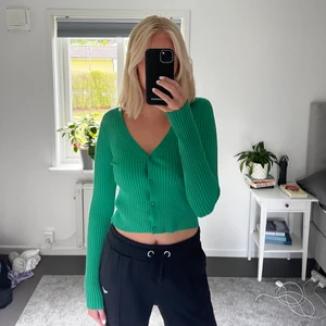 Tröja - Säljer denna superfina tröja som tyvärr inte har kommit till användning:(( färgen är sååå fin🫶🏼