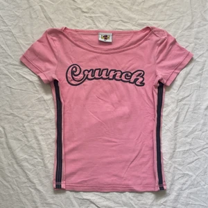 Vintage Crunch tee  - Snygg tshirt med ränder på sidan från amerikanska märket crunch. Storlek S. Köparen står för frakt. 💕