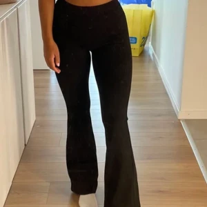 Tights - Utsvängda tights från gina tricot. Knappt använda och är därav i mycket bra skick. Lånad bild