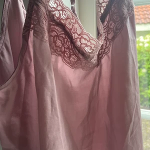 Only rosa linne - Ett super gulligt linne i gammelrosa med spets framtill. Strl s/36 och har en liten pösig passform🌸