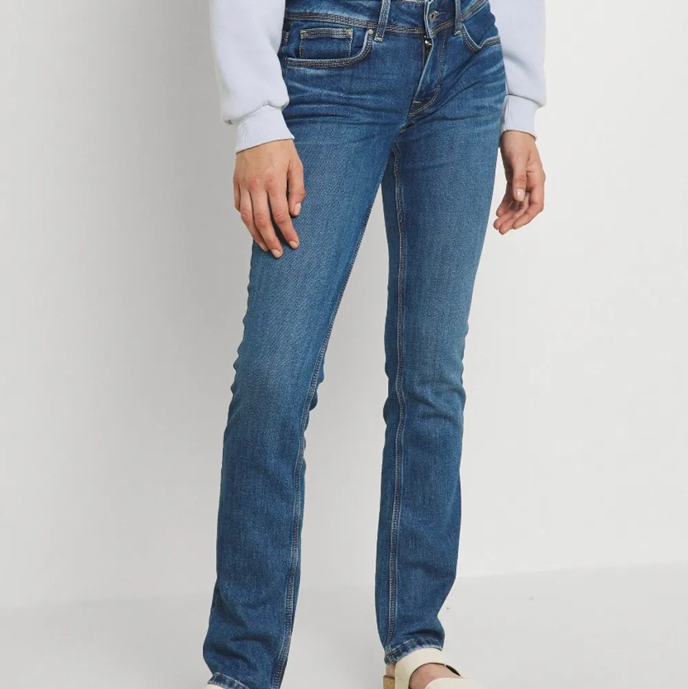 Så fina jeans ifrån pepe jeans! Typ aldrig använda. Nypris:999kr, mitt pris 399kr!KÖPAREN står för frakt!. Jeans & Byxor.