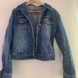 Jeans jacka  - Nu säljer jag min jeans jacka från blå gul. Köptes på sellpy för 250kr. Storlek S men passar även M💘 Skriv om ni vill ha fler bilder 