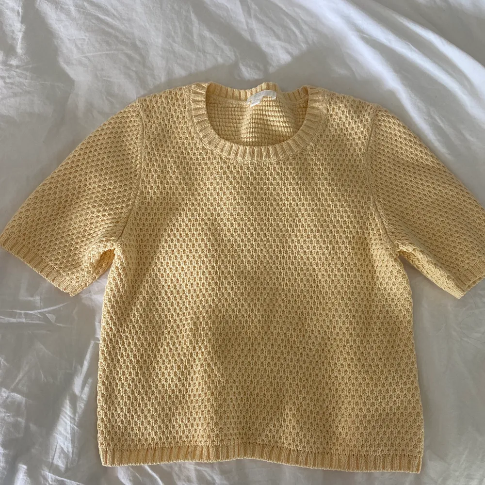 En superfin gul stickad tröja som är för liten och hann inte lämna tillbaka och byta storlek💛💛 därmed aldrig använd!!. Stickat.
