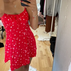 Zara klänning - Säljer min favorit klänning från zara då den inte kommer till användning längre tyävrr❤️ köparen står för frakten!