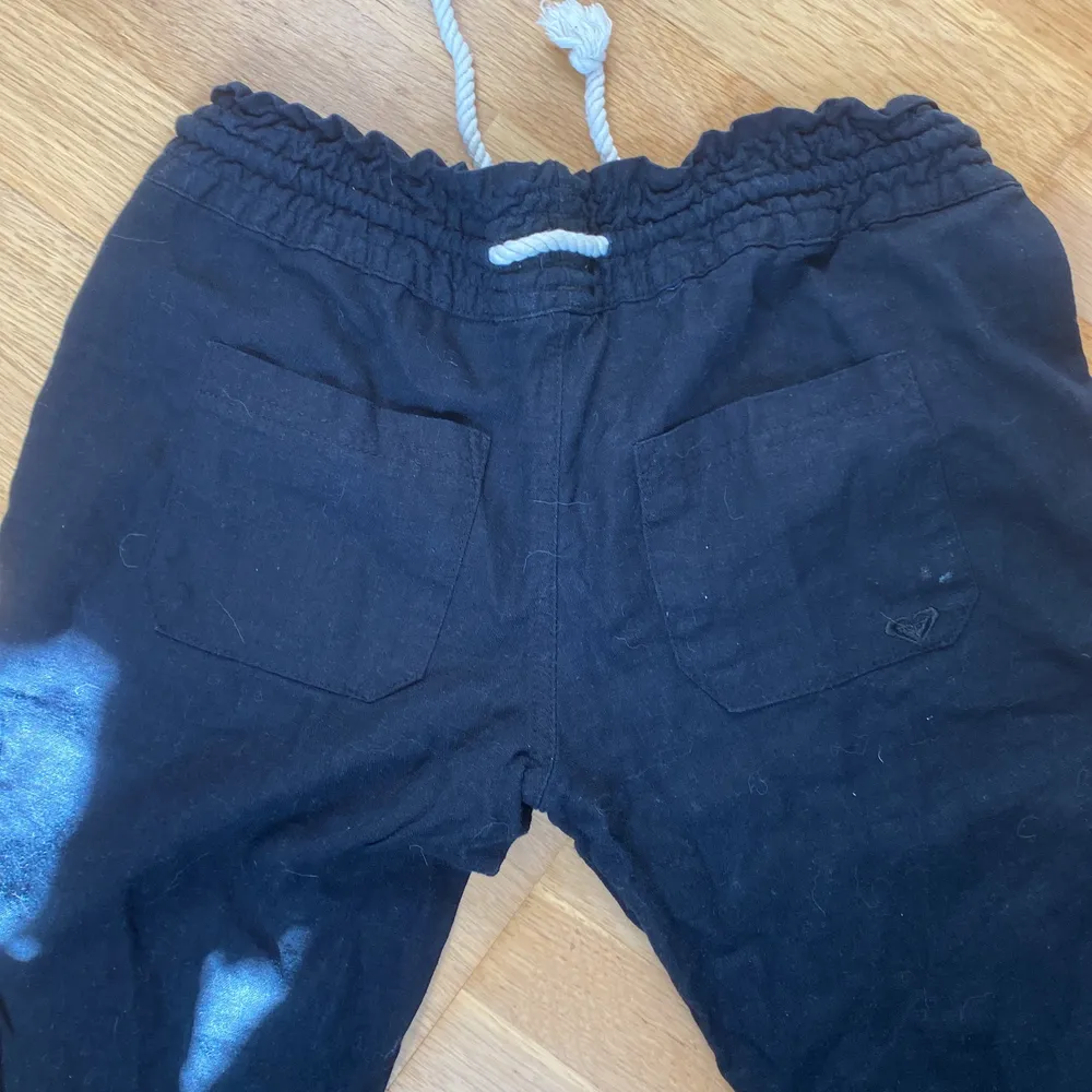 Blåa linne byxor från Roxy, köpta på Zalando nypris 599, inte använda men har lite lim på innersidan för att jag har kortat ner dem men det är inget som syns på utsidan. Egen frakt betalas. Jeans & Byxor.