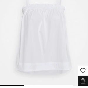 Vit topp - Jag säljer denna superfina topp som tyvärr inte kommer till användning eftersom jag har en annan liknande topp. Den är bara använd ett fåtal gånger. Kontakta mig vid intresse. Köparen står för frakten.