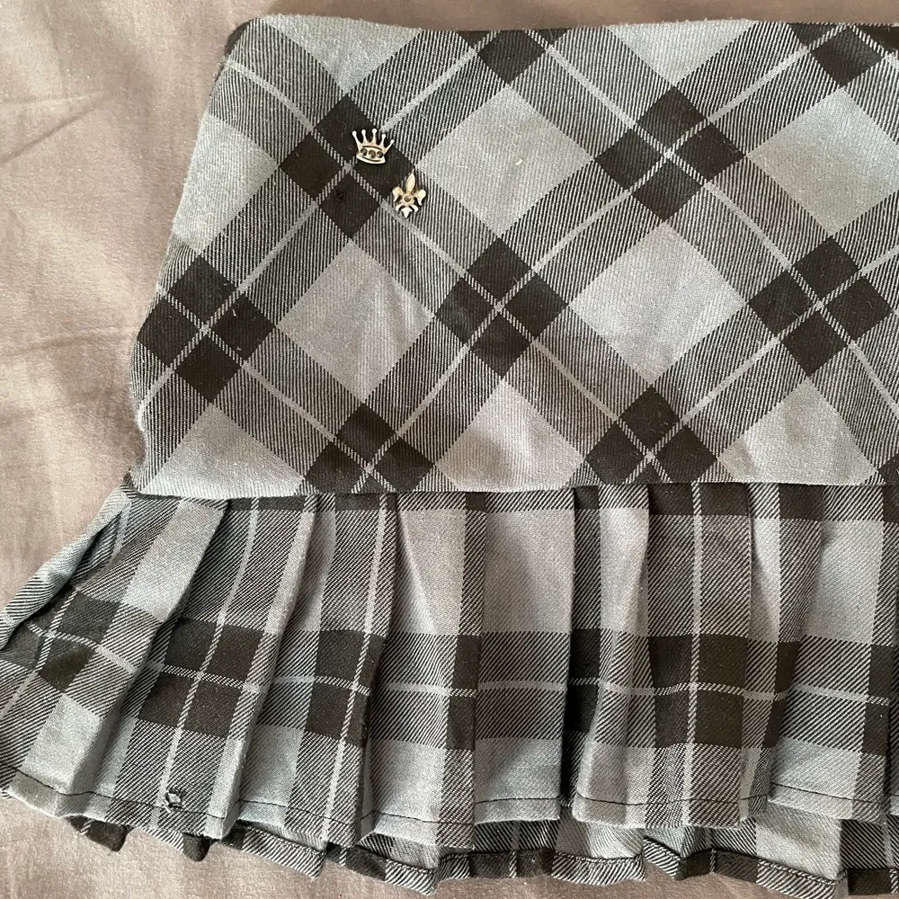 Jättesöt micromini kjol. Syns inte så bra i bilden men den är svart och blå-grå i färgen. Jag kan också frakta men använder ej “köp direkt” funktionen :). Kjolar.