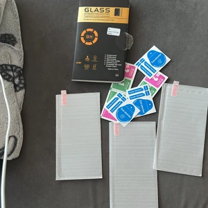 3 helt nya skyddsskärmar - Jag har köpt nya skyddsskärmar men tyvärr i fel storlek. De är för iPhone 13 Pro Max. 70kr + frakt ❤️