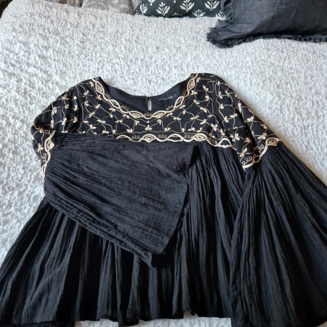 Underbar top/blus med broderier och trumpetärm  - 91