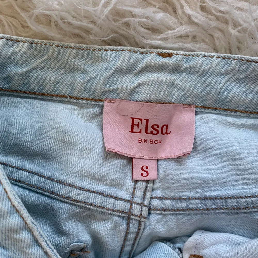 Snygga Jeans från Elsa hosk sammarbete med BikBok. Olika blåa nyanser. Fungerar både som en tightare modell och som lösare. Ankellånga i storlek s. Använda men i fint skick. Köpare står för frakt.. Jeans & Byxor.