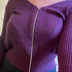 Jättevacker kofta/tröja😍 - En jättefin kofta/tröja som värmer dig och som har ett blixlås. Helt nytt skick. Storlek och märket står inte.  