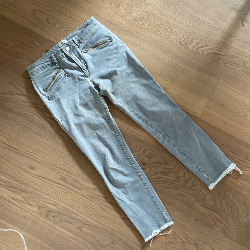 Snygga jeans från zadig med lite coolare detaljer.. Jeans & Byxor.