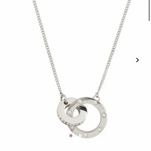 Silvrigt halsband och örhängen från Edblad  - Fina smycken från Edblad, fortfarande med prislapp pga de aldrig är provade eller använda då de inte riktigt var min stil. Behöver pengarna snabbt, därav det låga priset😊. Halsband: 300kr (ordinarie 499kr) Örhänge: 200kr (ordinarie 349kr) Tsm: 449kr
