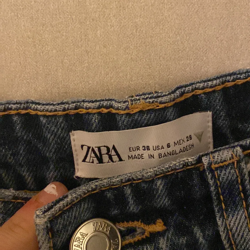 Ett par jättefina jeans från ZARA som är helt slutsålda på hemsidan jeans med ett hål i mid waist. I storlek 38 , köptes i våras men är lite korta på mig i benen för jag är ganska lång.. Jeans & Byxor.