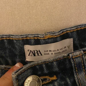 ZARA mid waist jeans med ett hål  - Ett par jättefina jeans från ZARA som är helt slutsålda på hemsidan jeans med ett hål i mid waist. I storlek 38 , köptes i våras men är lite korta på mig i benen för jag är ganska lång.