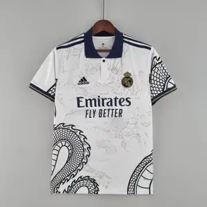 Köpt som present men blev iget av det Composition: 100% Polyester -Predominant Color: White -Style: For Male -Origin: Thailand -Shield: Embroidery -Club: Real Madrid -Sleeve: Short