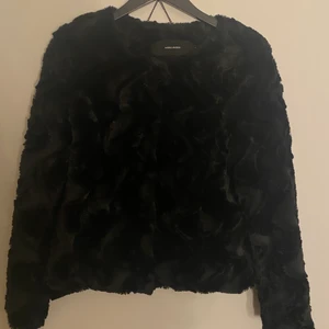 Pälsjacka - Svart jättefin pälsjacka från vero Moda köpt för 399❤️ Har knappt använt den och nu är den för liten 🥰