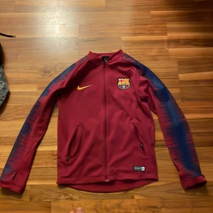 Äkta Nike barcelona kofta,  - Barcelona kofta pris kan diskuteras😁😁, koftan är i perfekt skick. Köpt från Barcelona shopen i Spanien, Barcelona 