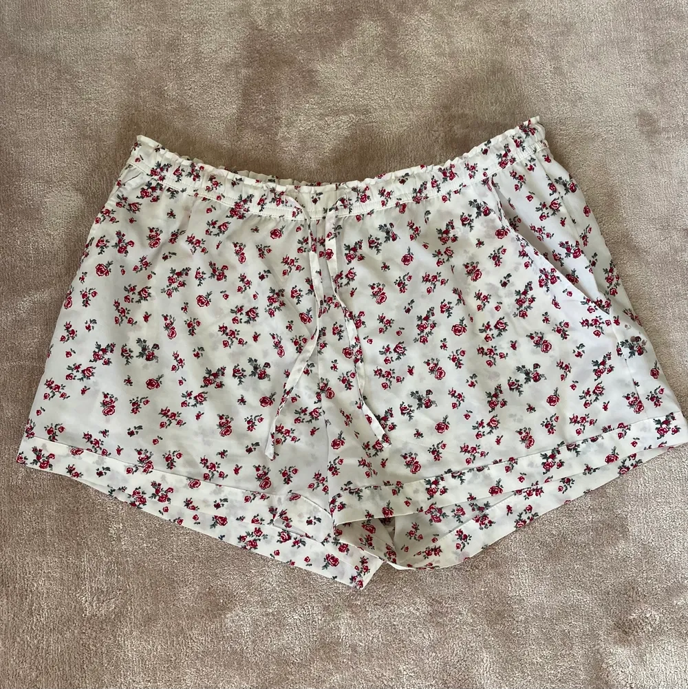Somriga blommiga shorts från Lager157. Använda enstaka gånger, fint skick. Luftigt material, fickor. Shorts.