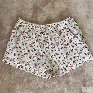 Somriga blommiga shorts från Lager157. Använda enstaka gånger, fint skick. Luftigt material, fickor