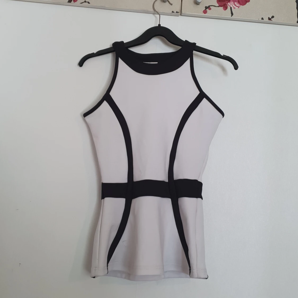 Vitt linne med svarta detaljer Cubus