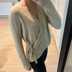 COS tröja - Supergosig ullblandad tröja från COS i storlek XS men passar XS-M!💛💛