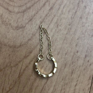 öronhänge/öron piercing - detta är en fake öron piercing (nästa bild visar hur den ser ut) den kostar 7 inkl frakt (13kr) 💞💞