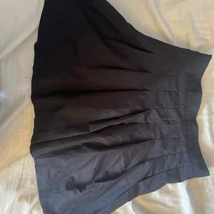 En svart kjol från shein i storlek M. Köparen står för frakt och betalning sker via Swish 🤗