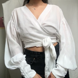 Vit knyt topp - Jättefin somrig topp som man knyter i midjan