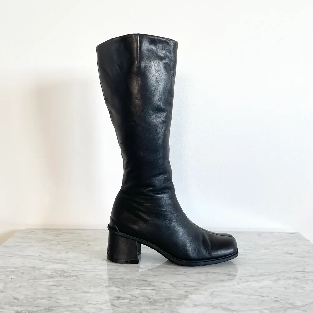 Vintage Y2K 90s 00s real leather square toe block heel knee high boots Textile lining. Few scratches and marks, chipped part on a heel, see pictures. Cleaned. Size: label 6 (39 EU), but can fit 38 too with extra insoles or socks.  Heel: 7 cm. No returns.. Skor.