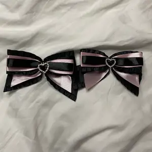 Handgjorda hårrosetter i rosa och svart satin, dekoreras med hjärtformade berlocker! Super söta till både lolita och andra harajuku/alternativa moden! DMa för billigare frakt och betala med swish 