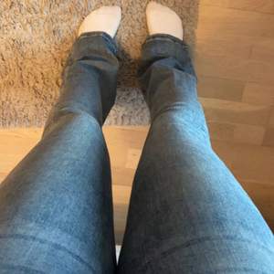 Ett par utsvängda jeans i storlek S från Gina trickot 💕 Säljer för att dem är för små✨ Kostar 95 kr❤️ Köparen står för frakten❤️✨❤️