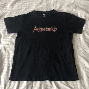 Aggretsuko Tshirt- Uniqlo - Aggretsuko Tshirt från Uniqlo. Nypris 250kr. Storlek S. Kan mötas upp i Stockholm. 🐈‍⬛🤘🕷🎸