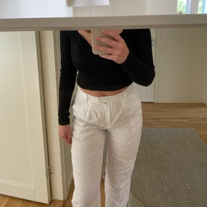 Vita linnebyxor - Säljer mina vita linnebyxor från NA-KD. Har knappast använt dem så de är i mycket bra skick. Storlek 36, passar mig som vanligtvis är 36-38. Passar troligen mindre storlekar också. 250kr + frakt. BETALNING VIA SWISH SÅ TRYCK EJ KÖP NU!!!