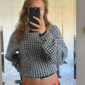 Stickad tröja - Jätteskön stickad tröja. Det är alpacka och ull mixat material och den är i super kvalitet. Köpt för 890kr och har endast använts fåtal gånger. Den är smått kroppad men det är knappt märkbart. Frakt tillkommer men kan även mötas💙 den är i storlek xs men passar även s 