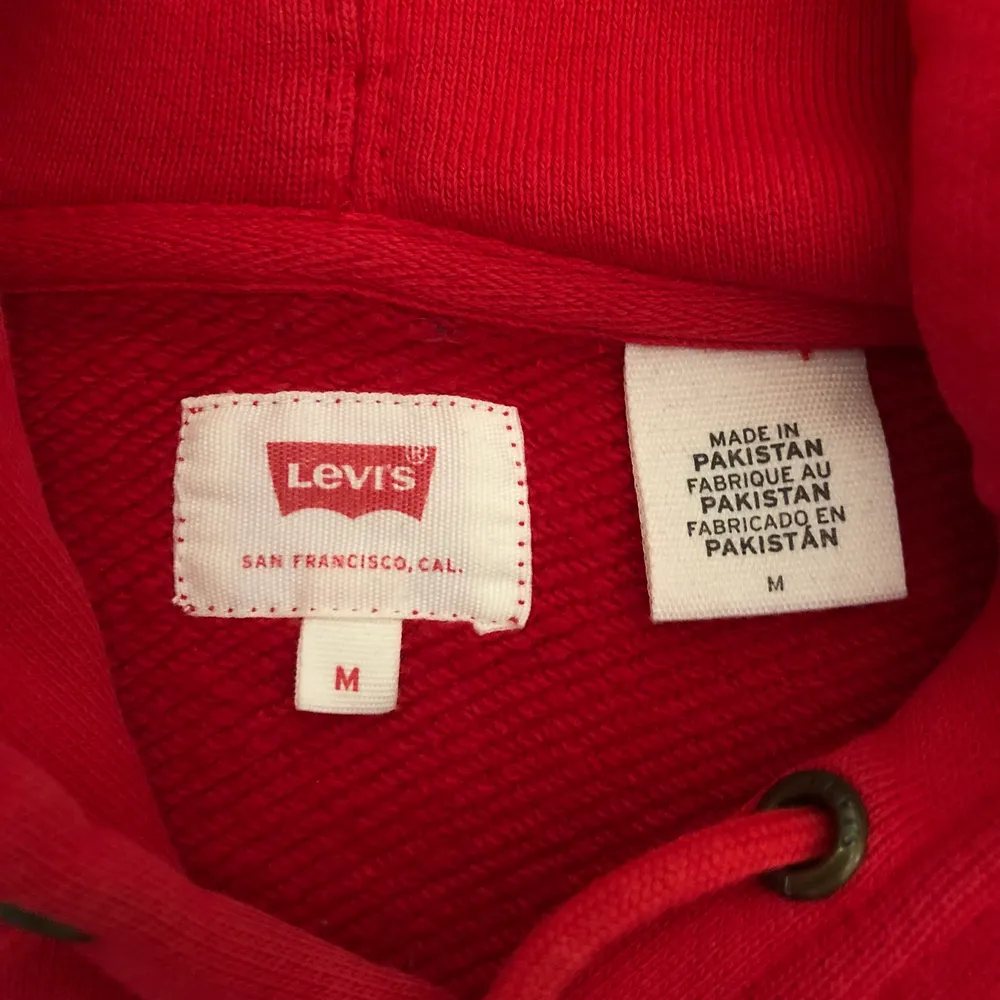 En jättemysig röd Levis hoodie i storleken M! Möts helst upp men fraktar också 💕. Hoodies.