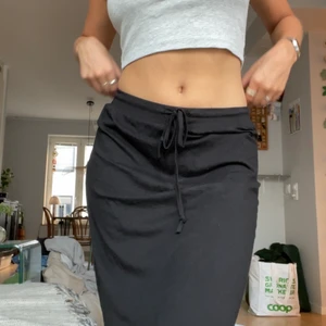 Lång skjol - Svart långkjol! Supersnygg!! 