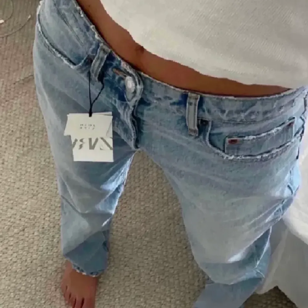 Supersnygga mid waist zara jeans i väldigt bra skick. Köparen står för frakten!. Jeans & Byxor.