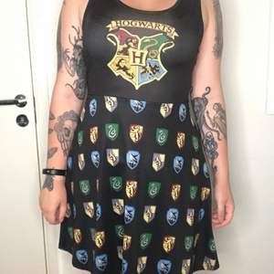 Hogwarts klänning som är köpt i London. Klänningen är i ”baddräkts” liknade material och i bra skick 🖤 150kr +frakt eller mötas upp i Stockholm 