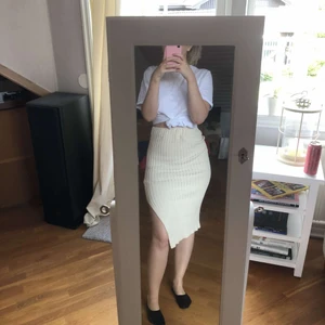 Ribbstickad kjol - Beige ribbstickad kjol från bubbleroom, i storlek 34, inte mycket använd. Köparen står för frakten💕