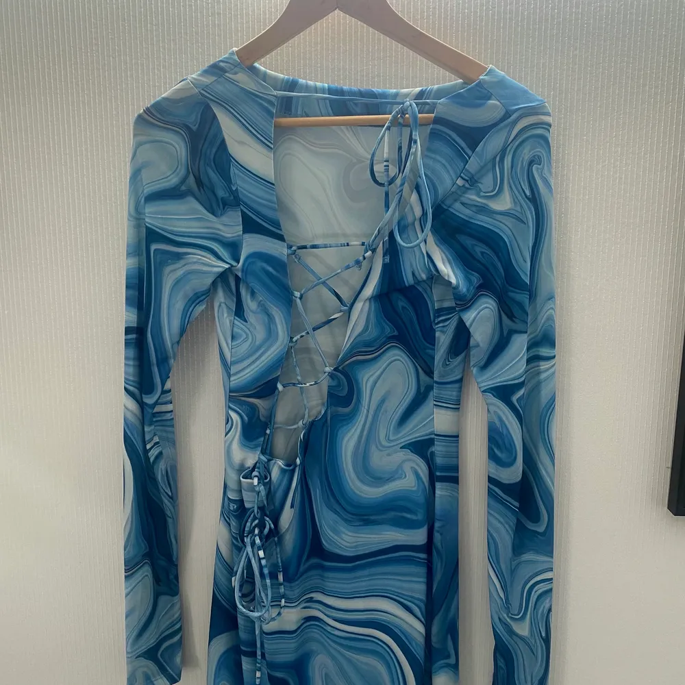 Säljer denna jätte snygga klänning för en av Hanna Schönberg kollektioner med NAKD. Den är så fin i ryggen och sitter så bra på. Den är i jätte fint skick!!💙🤍💙 . Klänningar.