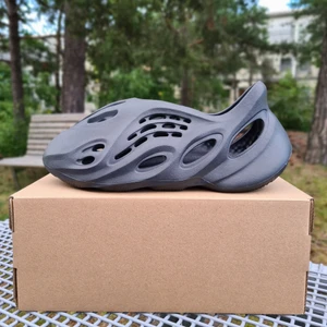Yeezy foam runner onyx  - Säljer helt nya, otestade, Adidas Yeezy Foam Runner Onyx. Har storlek 46 och alla original saker medföljer. Skriv ifall ni har frågor 😁
