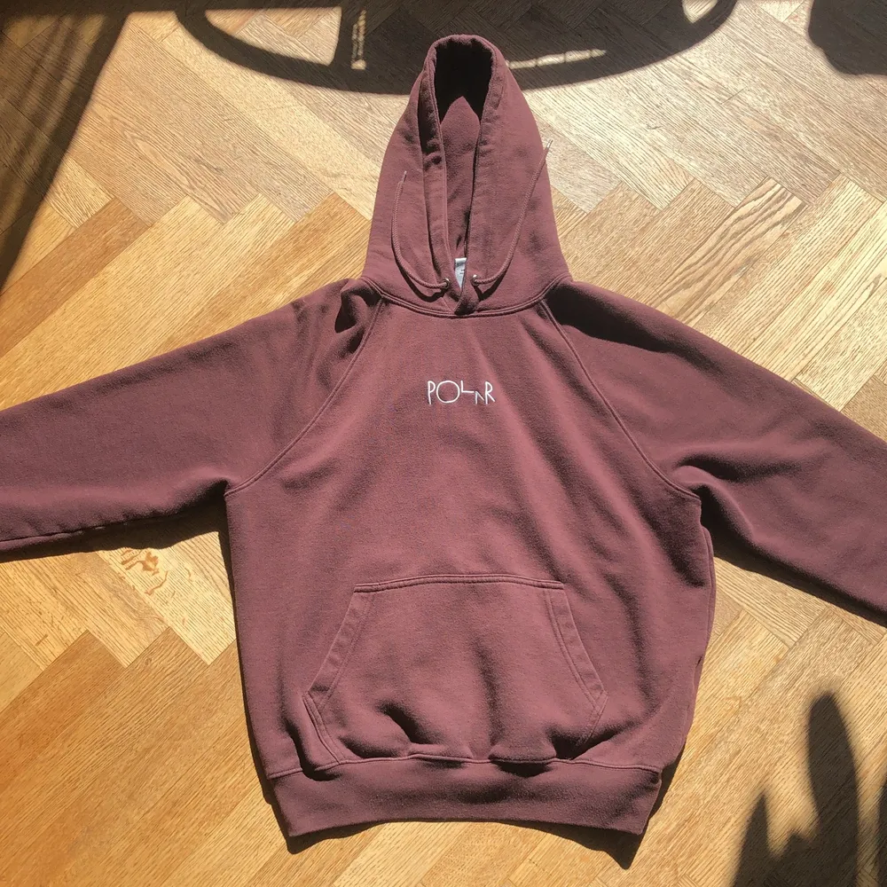 En vinröd hoodie från Polar Skate Co i storlek xs. Den är använd men i perfekt skick.. Hoodies.