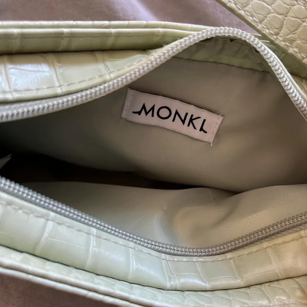 Ljusgrön rymlig handväska från Monki, i nyskick. Säljer för att den inte kommer till användning! 50kr + frakt. . Väskor.