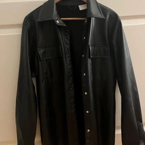 Lång skinnjacka  - Lång skinnjacka, i nysskick. 