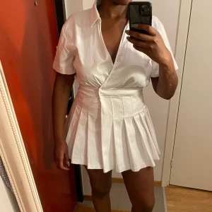 Zara vit klänning storlek L  - Zara klänning med shorts under kjolen.  Har använts ett par gånger. Blev lite skrynklig i tvätten. Storlek L men Skulle passa storlek M.  