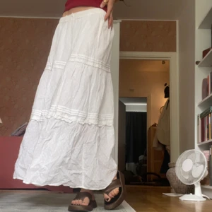 Lång vit kjol - Finaste långkjolen. Har knytdetalj i midja så går att justera , eller som jag vika in detaljen och ha den nere på höften.  KJOL EJ TILL SALU ATM DÅ JAG ÄR UTE OCH RESER! Fram till sommaren.