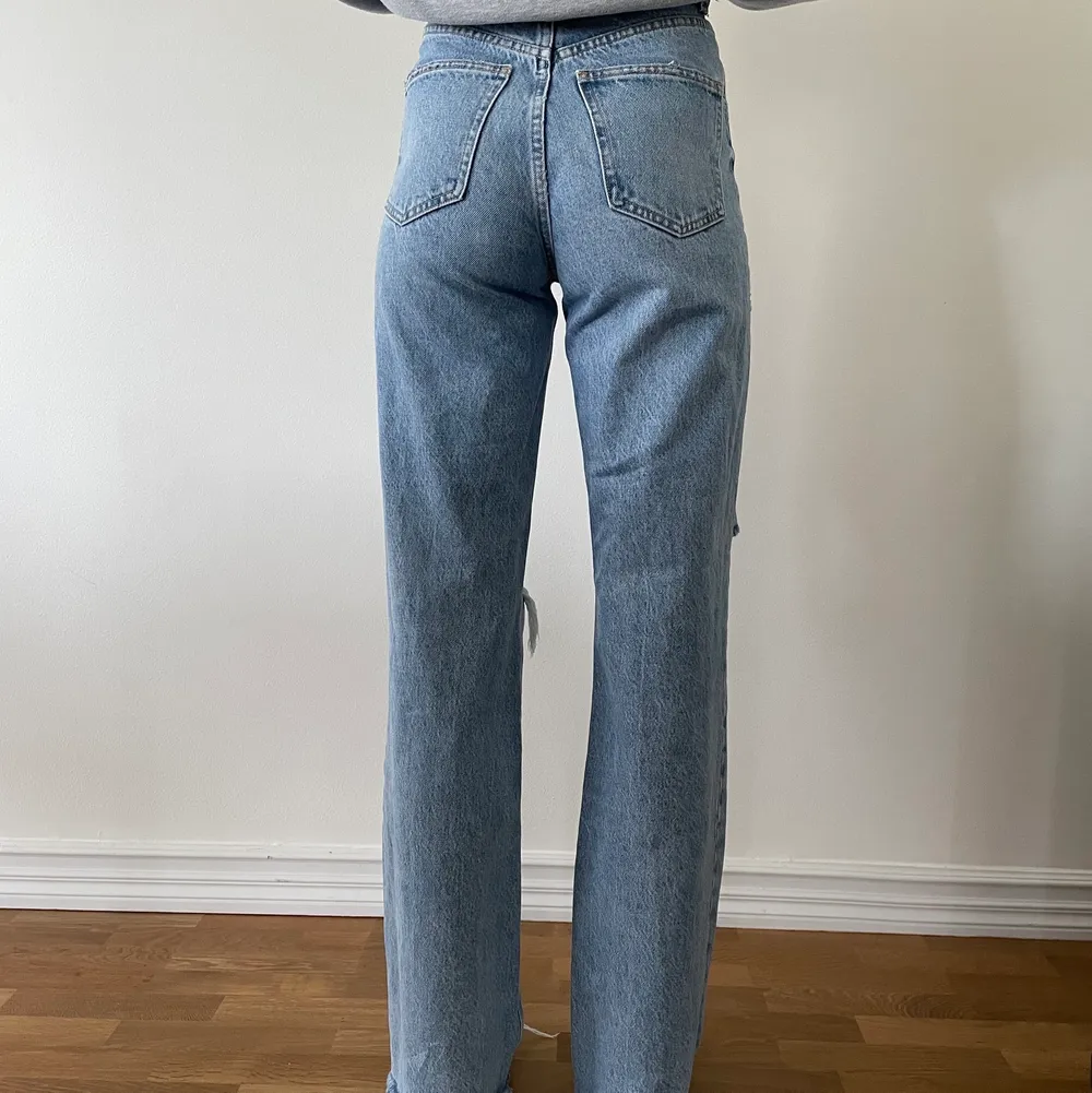 Ett par Zara jeans som är långa i modellen, väldigt sköna men knappt använda, säljer dess för att dom är för små. Skriv om ni har fler frågor. Jeans & Byxor.