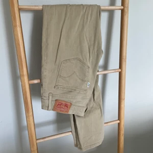 Beigea Levis jeans - Beigea 712’s Levis jeans som sitter som en smäck. Lågmidjade och längre i benen för ca. 170 cm. Perfekta jeans inför hösten🥰