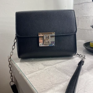 Väska  - Säljer denna superfina väskan som inte kommer till användning! Köpte väskan för 250kr säljer för 100+ frakt 